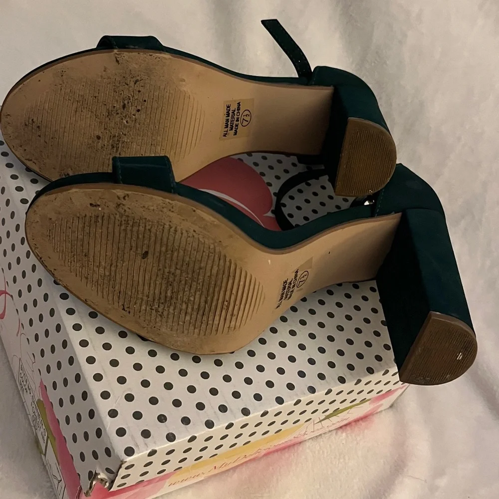 Elegant Women's Heels 7.5 Forest Green soft velvet feel worn to a wedding - Picture 6 of 12